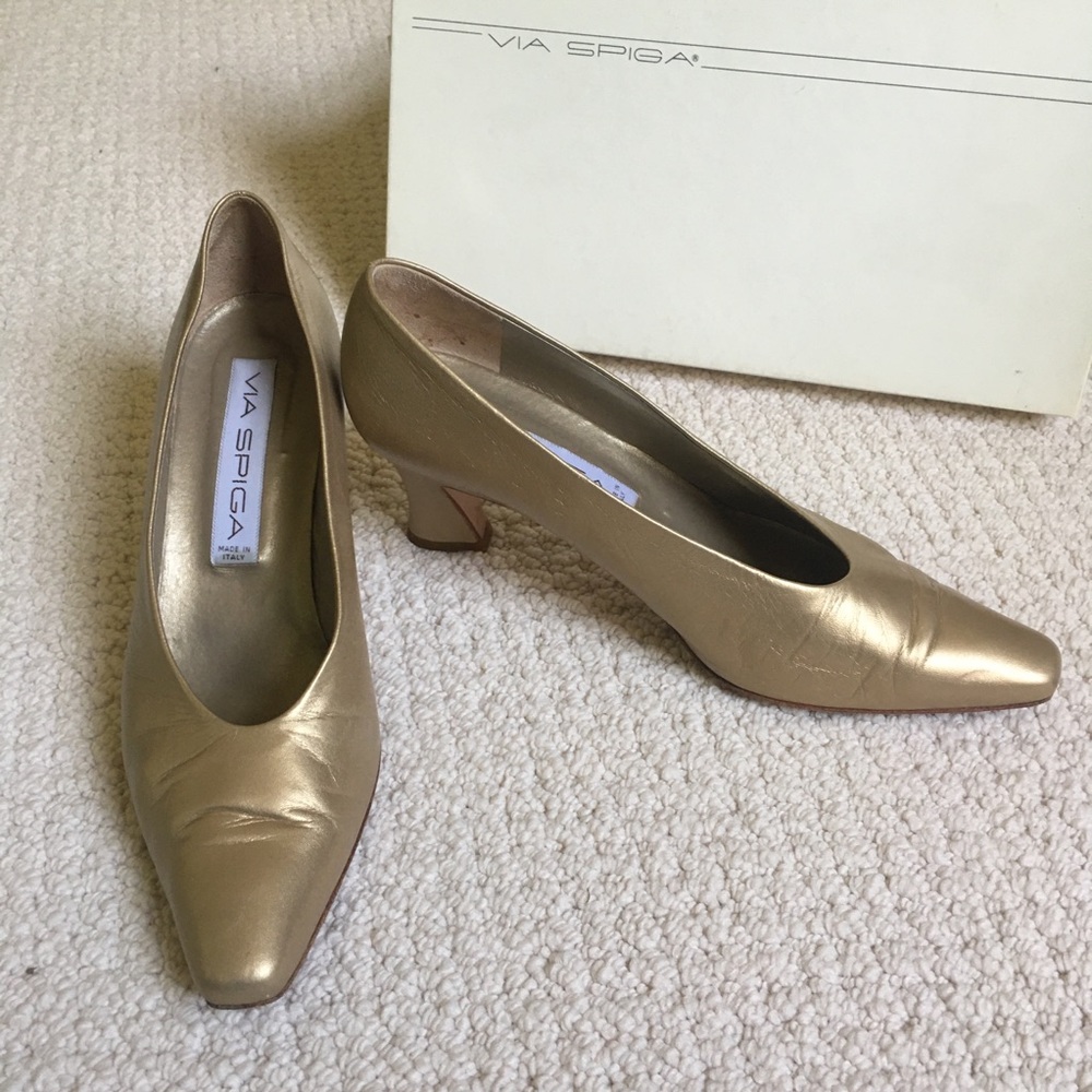 Metallic gold chunky heel pumps